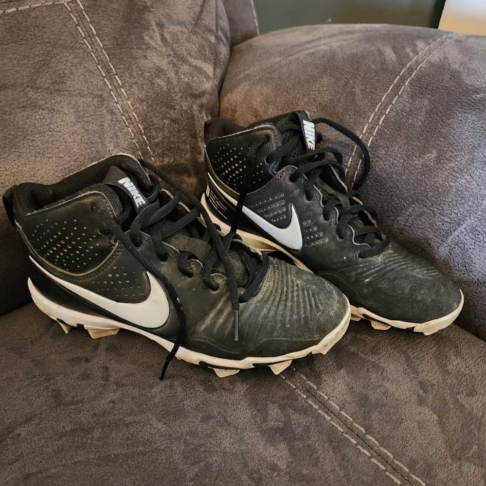 Nike Baseball Cleats Size 5.5 youth